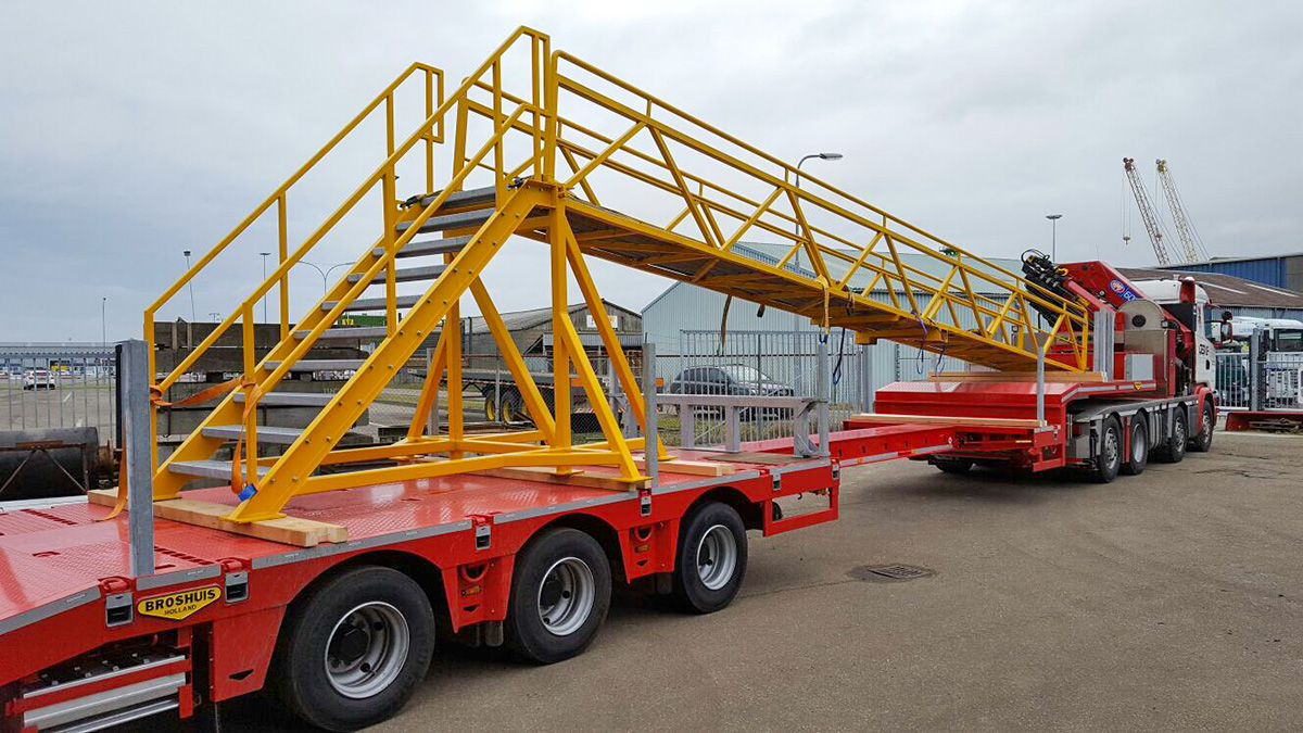 Foto van Gangway 12m + pedestal