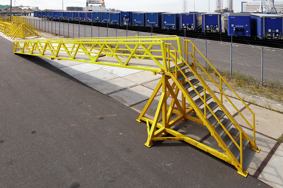 Foto van Gangway 16m + pedestal